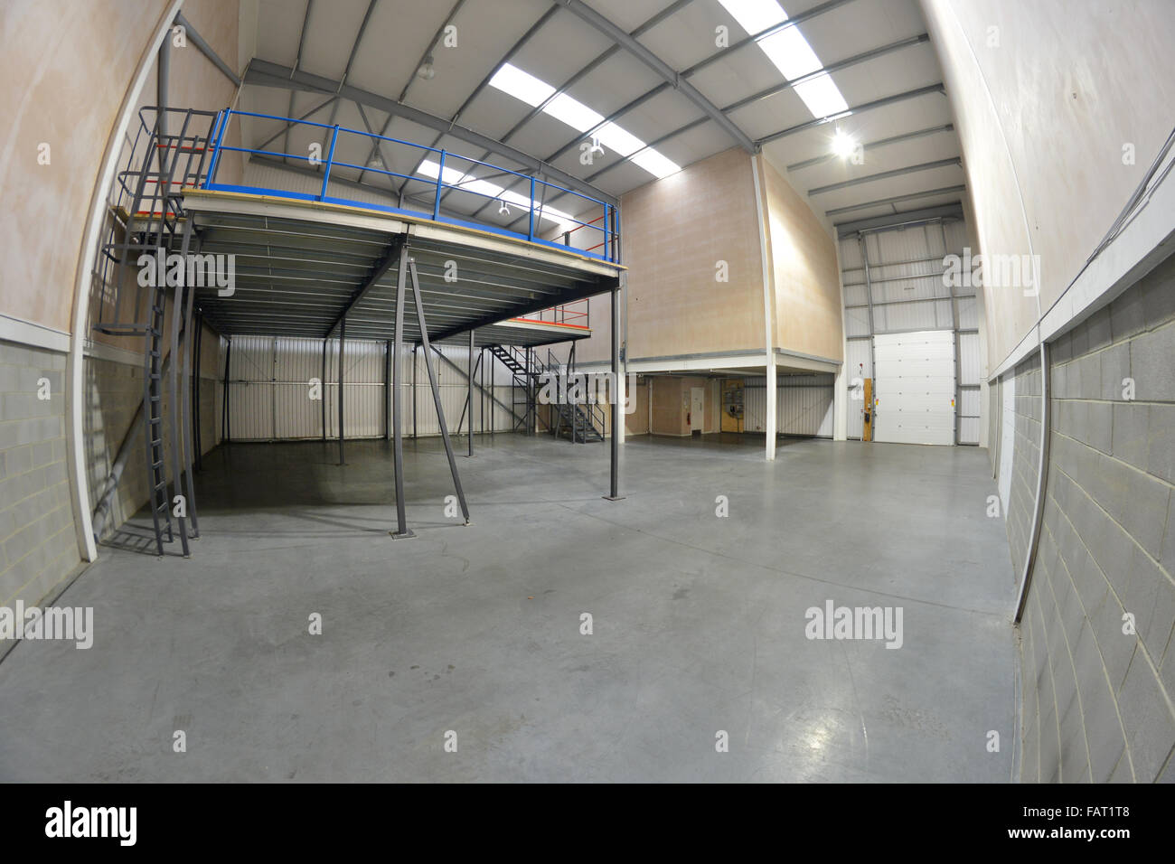 Ultra wide angle view dell interno del magazzino vuoto e piano mezzanino Foto Stock