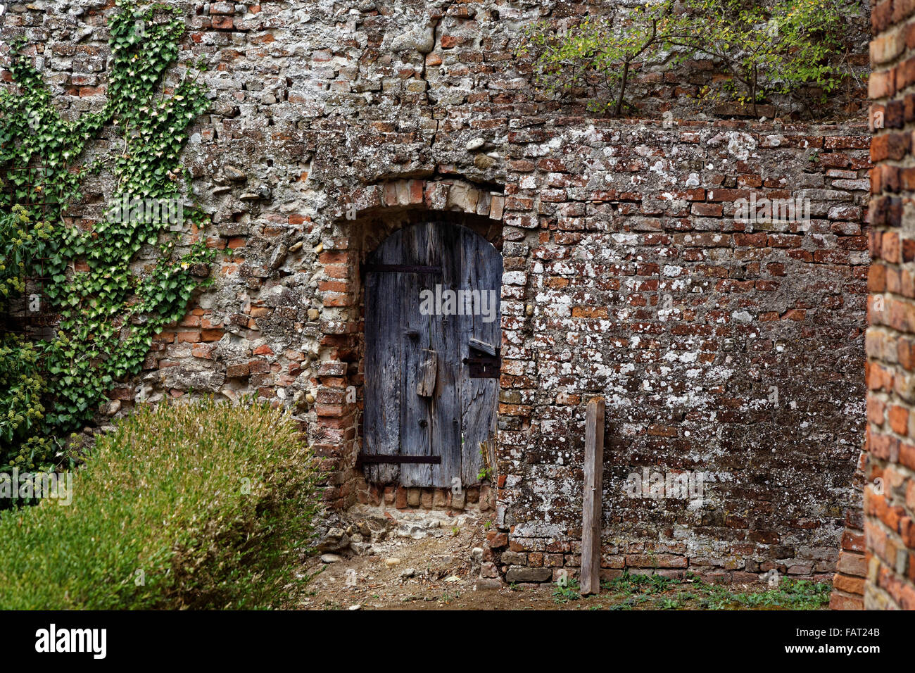 Trama sulla vecchia, weathered mattoni e tegole del tetto Foto Stock