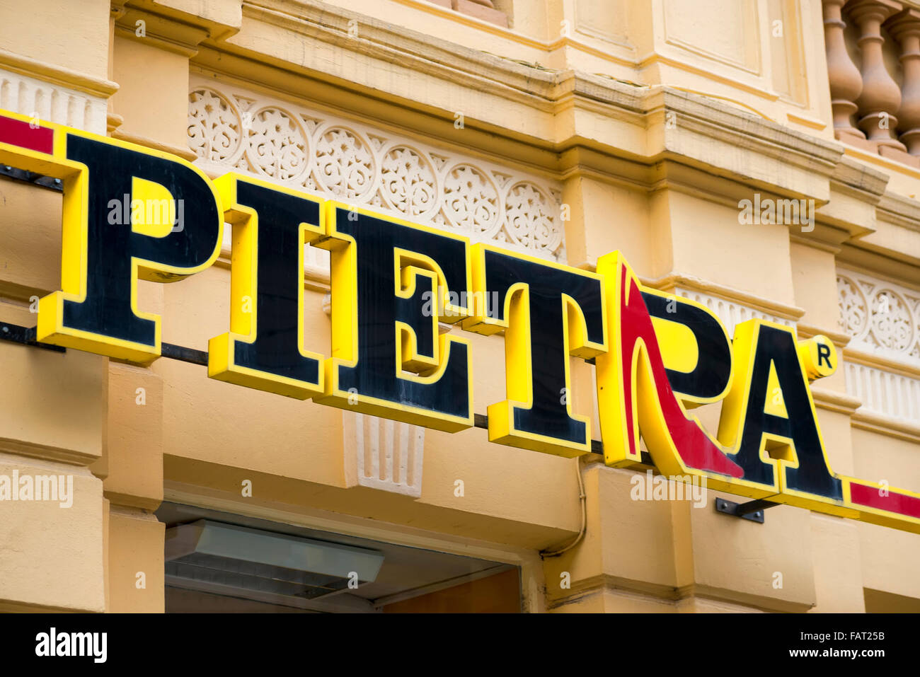 Brasov, Romania - 8 Dicembre 2015: La Pietra Scarpa Store logo stampato su un edificio Foto Stock