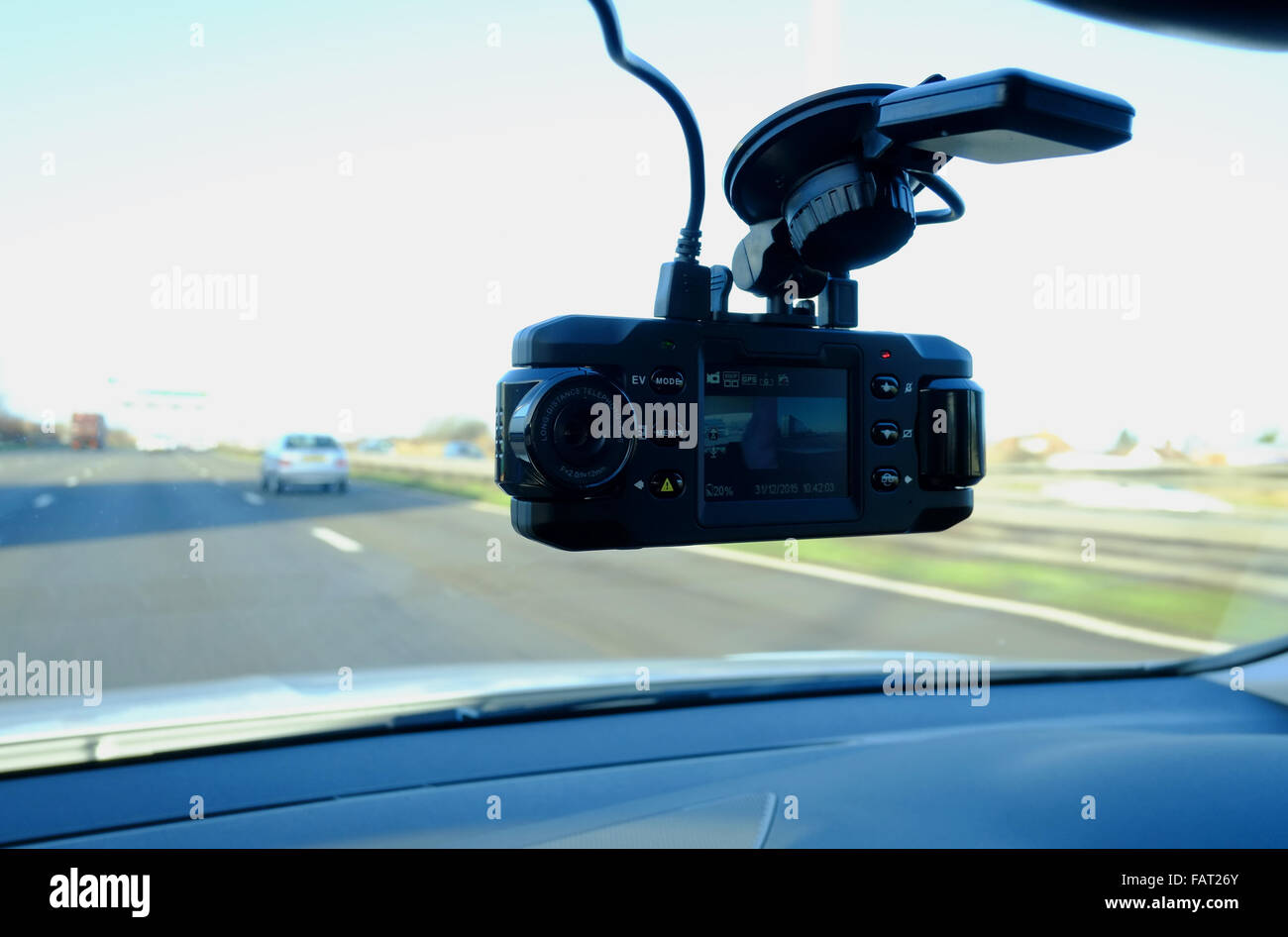 Alla guida di una vettura con un dashcam telecamera video guarda la strada davanti Foto Stock