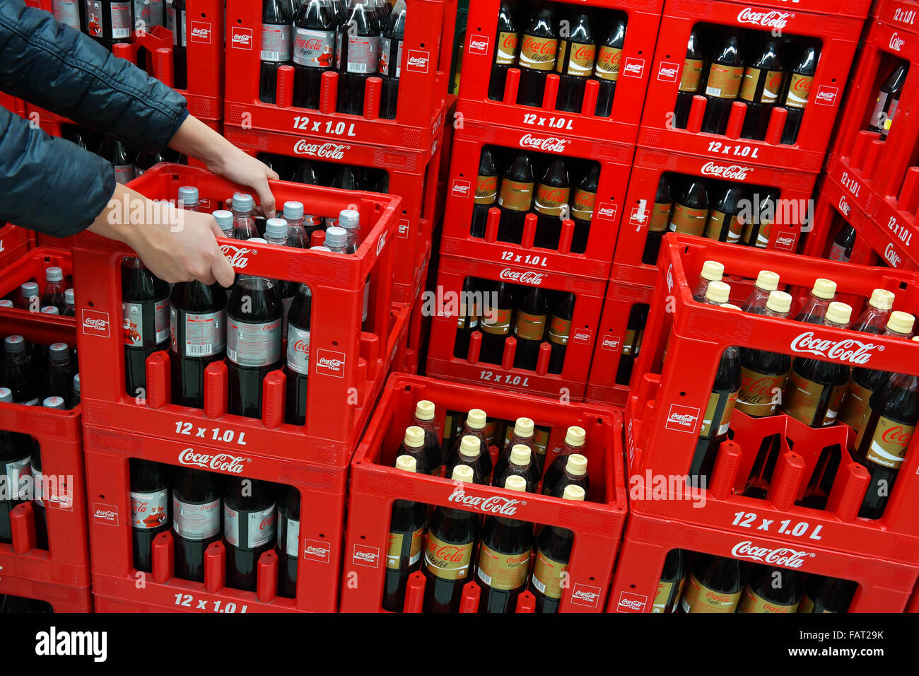 Pila di casse di coca cola in un Ipermercato Kaufland Foto Stock