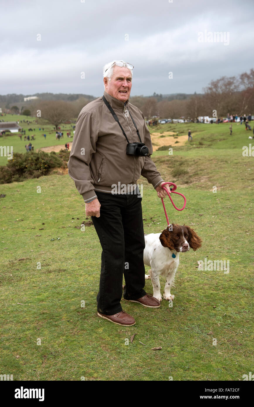 Uomo in piedi con una Springer Spaniel cane al guinzaglio Foto Stock