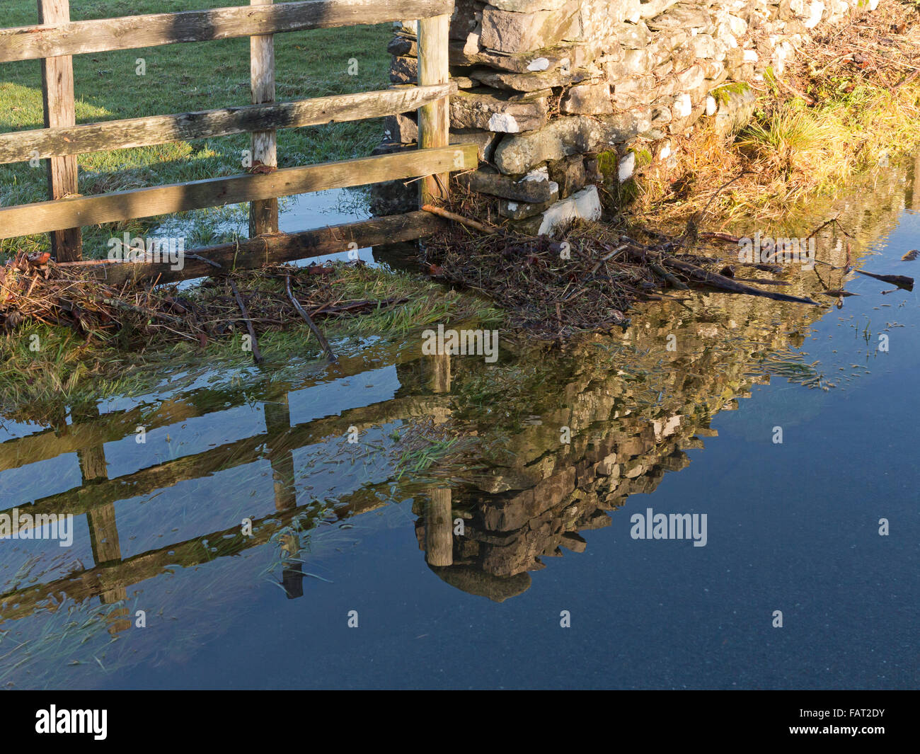 Acqua di inondazione alla base della parete di stalattite e porta di campo con specchio come riflessione con cielo blu Foto Stock