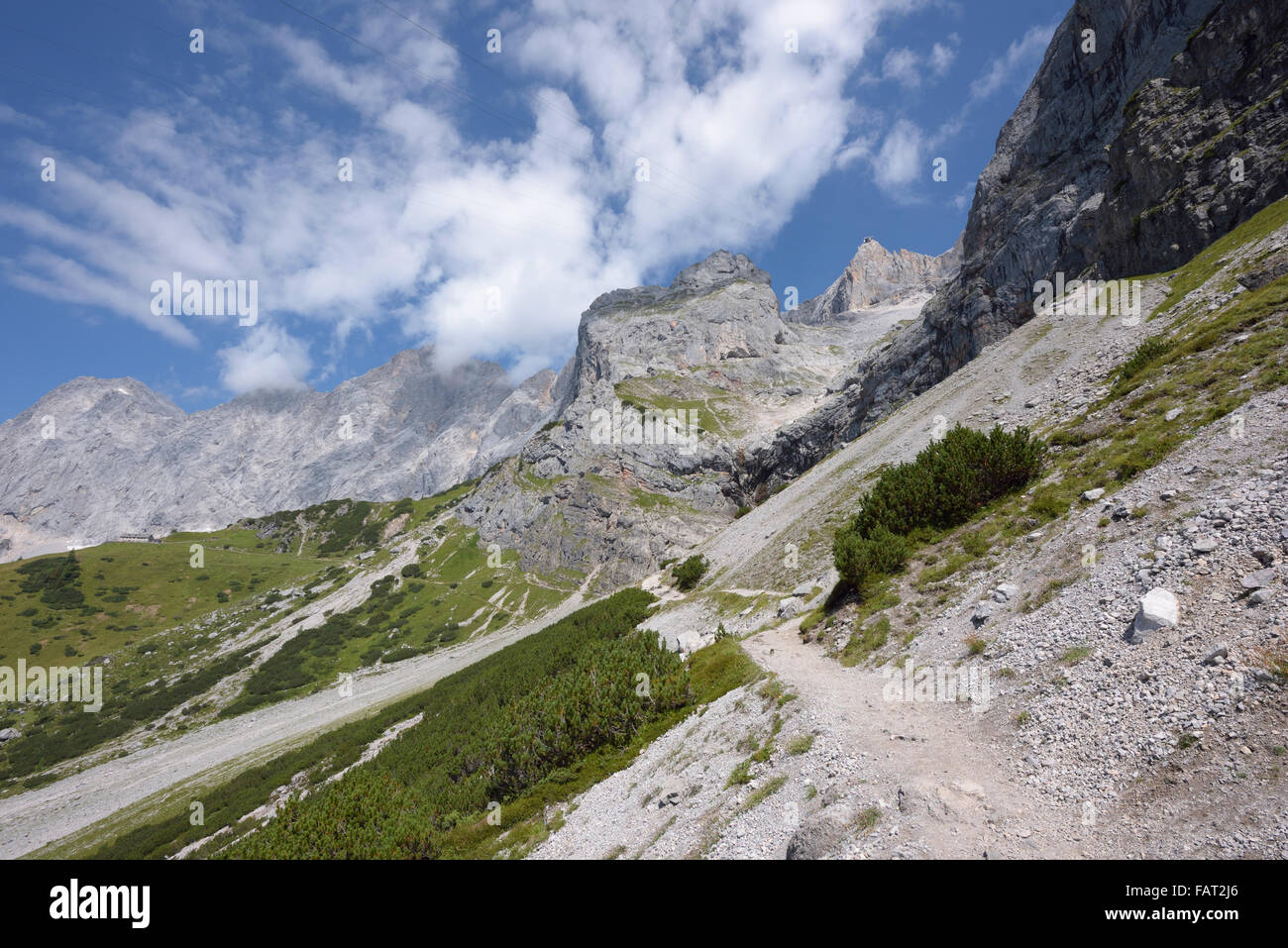 Sentiero escursionistico lungo il Dachstein massiccio montuoso al Mountain Lodge Suedwandhuette, Ramsau, Austria Foto Stock