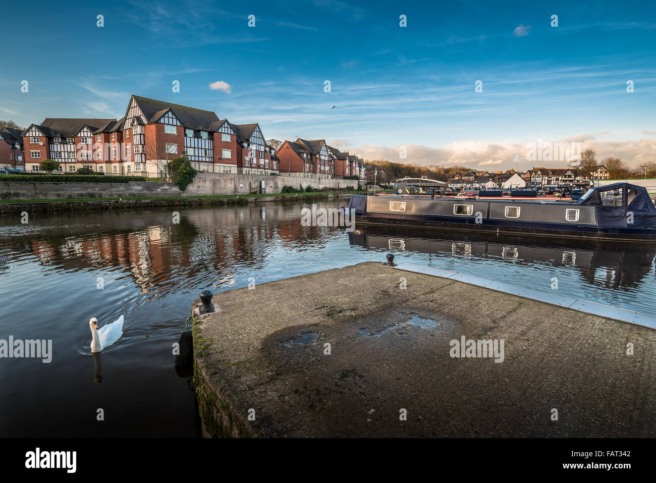 Di recente sviluppato marina lungo il fiume Tessitore a Northwich con nuovi mock Tudor alloggiamento. Foto Stock