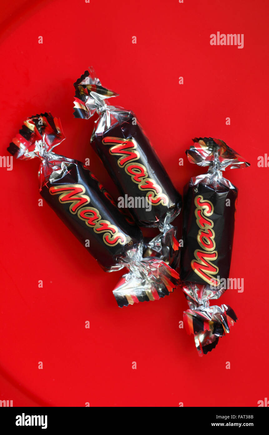 Mars divertente misura delle barre a sinistra nel fondo di una vasca di cioccolatini. Foto Stock