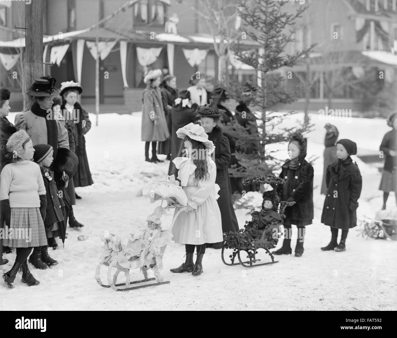 Le giovani ragazze con bambola slittini, Midwinter Carnevale, bambini Parade, Superiore Saranac Lake, New York, USA, 1909 Foto Stock