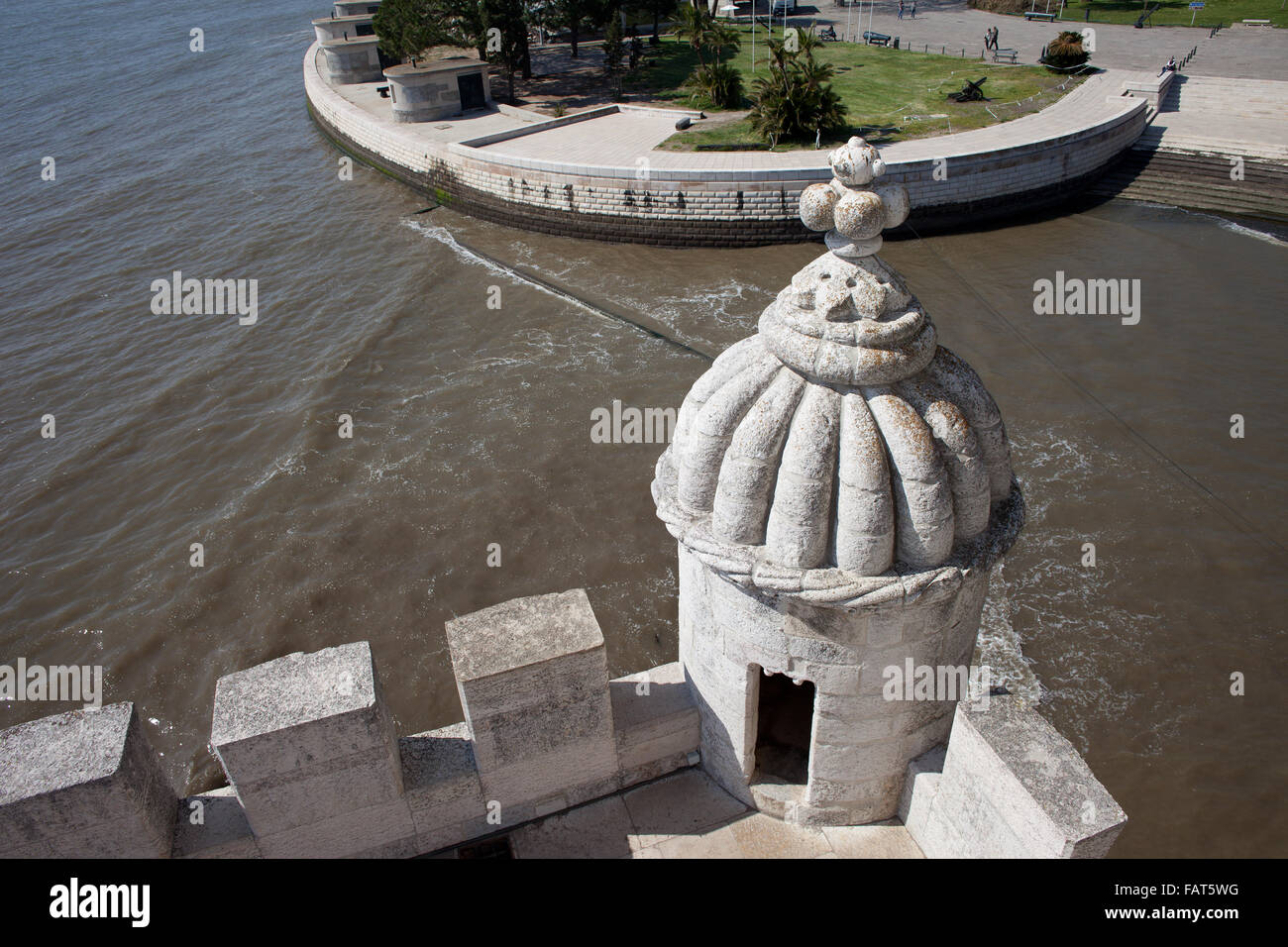 La Torre di Belem (la Torre de Belem) fortificazione merlata garitta con torretta, waterfront promenade lungo il Tago (TEJO) river Foto Stock