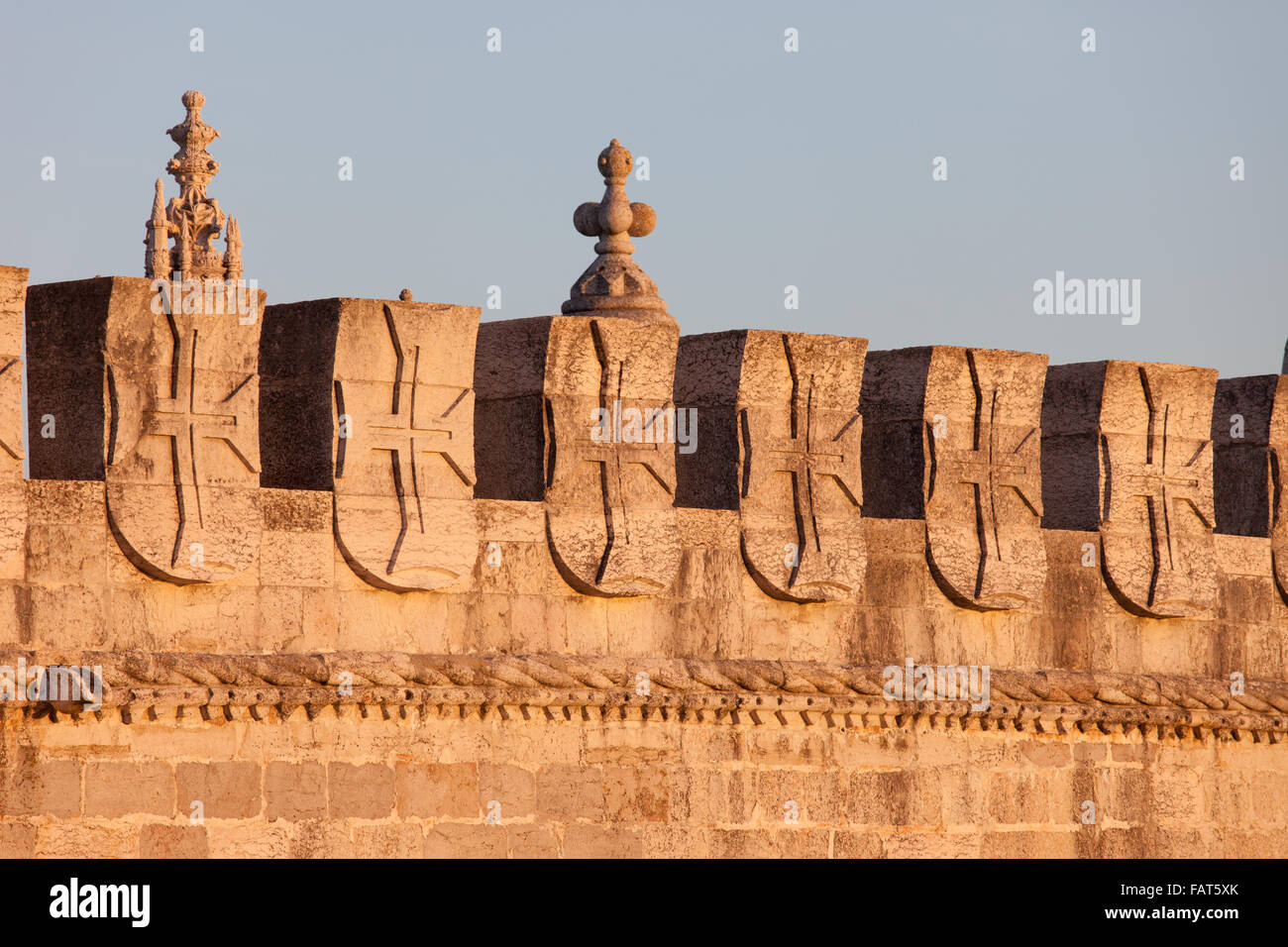 Il Portogallo, Lisbona, la Torre di Belem merlata con croci dell'Ordine di Cristo - ex Ordine dei templari Foto Stock