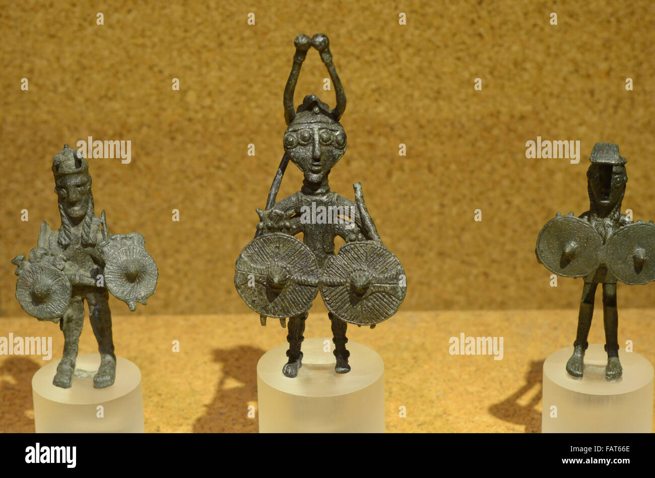 Statuetta di un guerriero di Dio o un eroe leggendario con quattro bracci e due schermi. 8-VII secolo a.c. da Teti, Sardegna Foto Stock