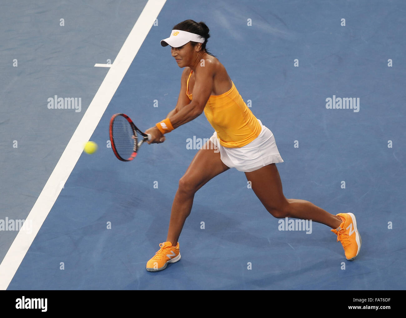 Perth, Australia. 4 gennaio, 2016. HEATHER WATSON (GBR) restituisce il rovescio contro CAROLINE CARCIA (FRA) durante il singolare femminile il giorno 2 presso la Hopman Cup torneo di tennis a Perth in Australia. Credito: Theron Kirkman/ZUMA filo/Alamy Live News Foto Stock