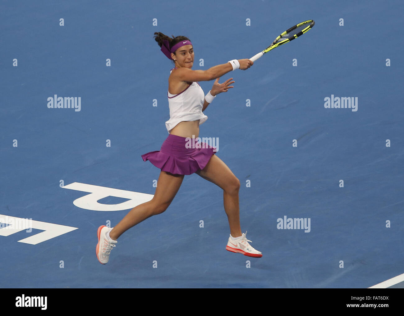 Perth, Australia. 4 gennaio, 2016. CAROLINE CARCIA (FRA) restituisce un servire contro HEATHER WATSON (GBR) durante il singolare femminile il giorno 2 presso la Hopman Cup torneo di tennis a Perth in Australia. Credito: Theron Kirkman/ZUMA filo/Alamy Live News Foto Stock