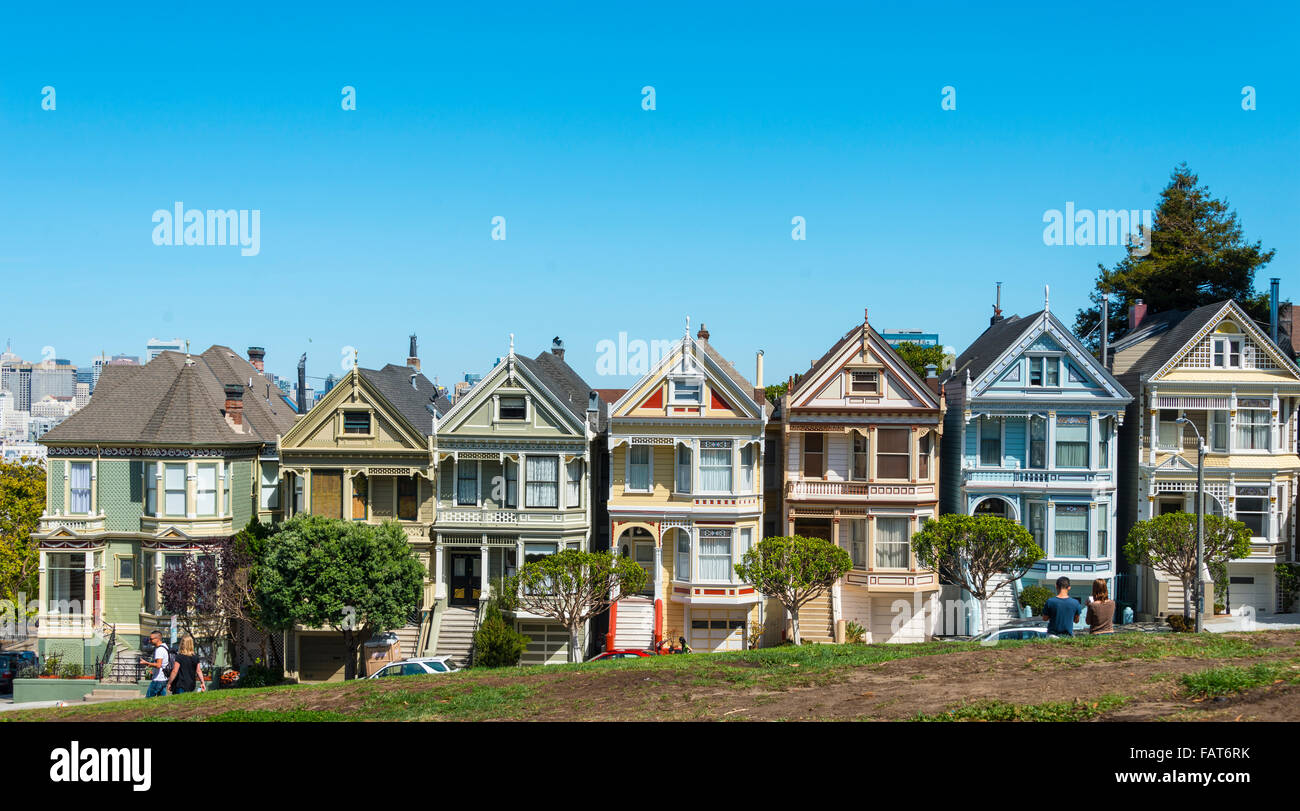 Victorian fila di case, Painted Ladies, cartolina fila, Alamo Square, Steiner Street, San Francisco, California, Stati Uniti d'America Foto Stock