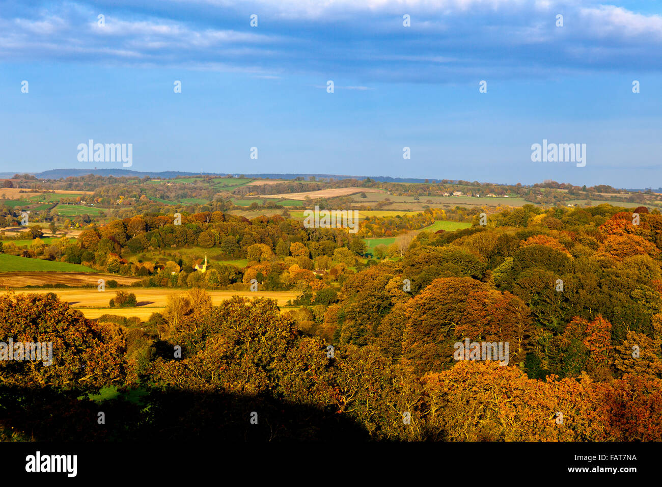 Compton Pauncefoot chiesa circondato da boschi di autunno dal vertice della storica collina Cadbury nel Somerset, Inghilterra, Regno Unito Foto Stock