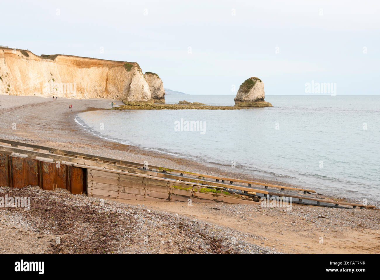 La spiaggia, le scogliere e il mare a Freshwater Bay Isle of Wight REGNO UNITO Foto Stock