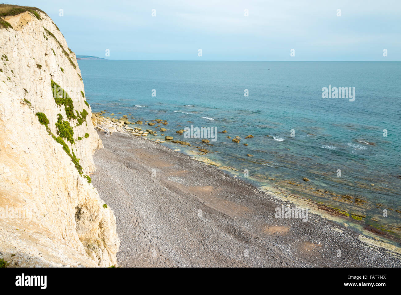 Una vista del paesaggio di chalk cliffs e costa al Tennyson verso il basso sulla costa sud dell'Isola di Wight REGNO UNITO Foto Stock