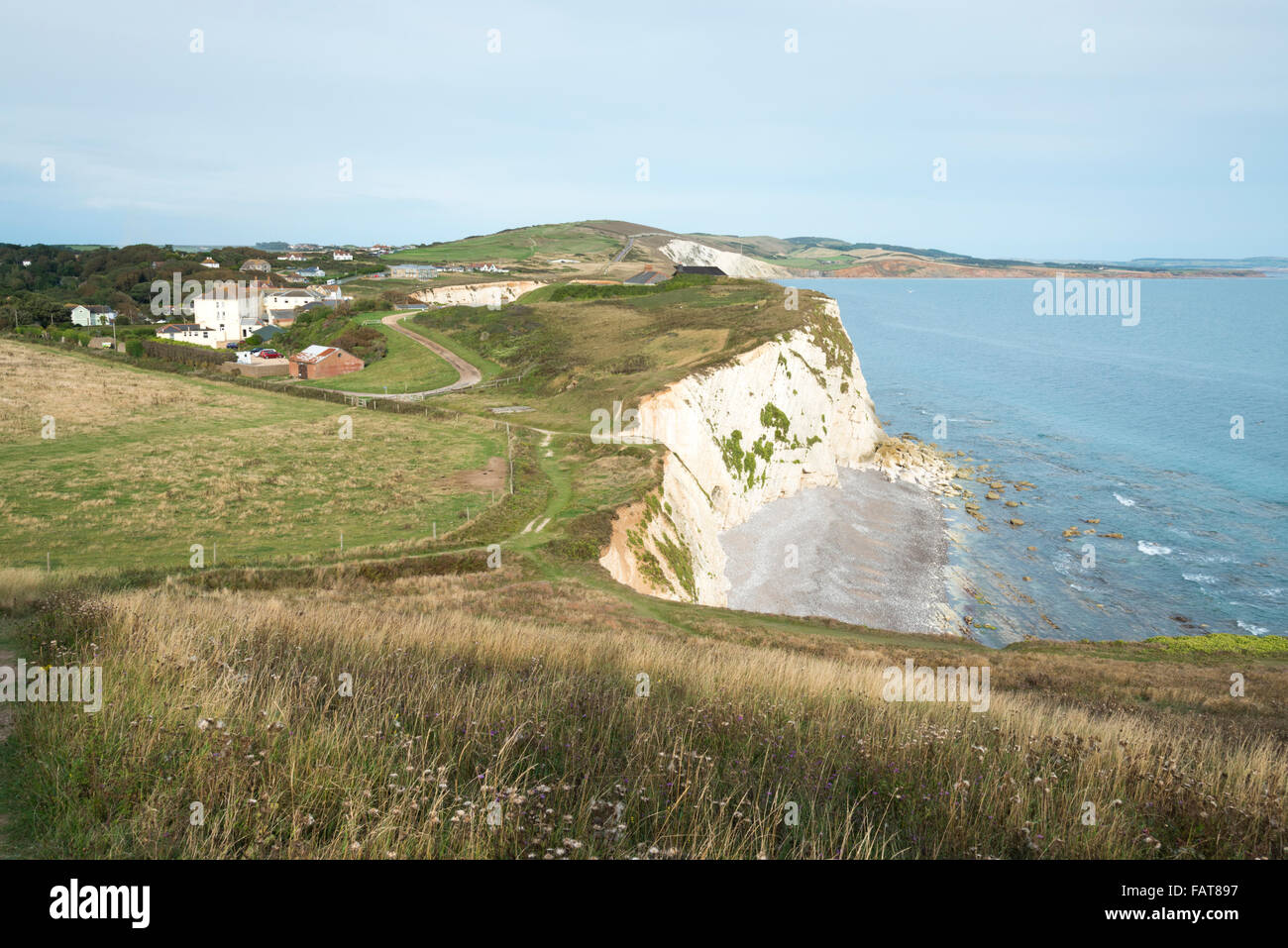 Una vista del paesaggio di chalk cliffs e costa al Tennyson verso il basso sulla costa sud dell'Isola di Wight REGNO UNITO Foto Stock