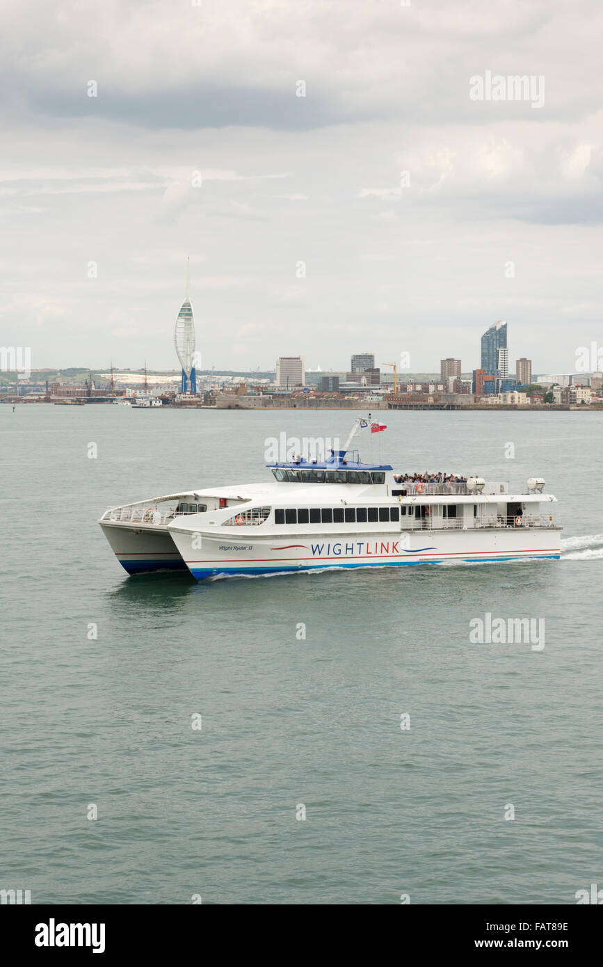 Un catamarano di Wightlink ferry rendendo la traversata tra l'Isola di Wight e la terraferma britannica. Foto Stock