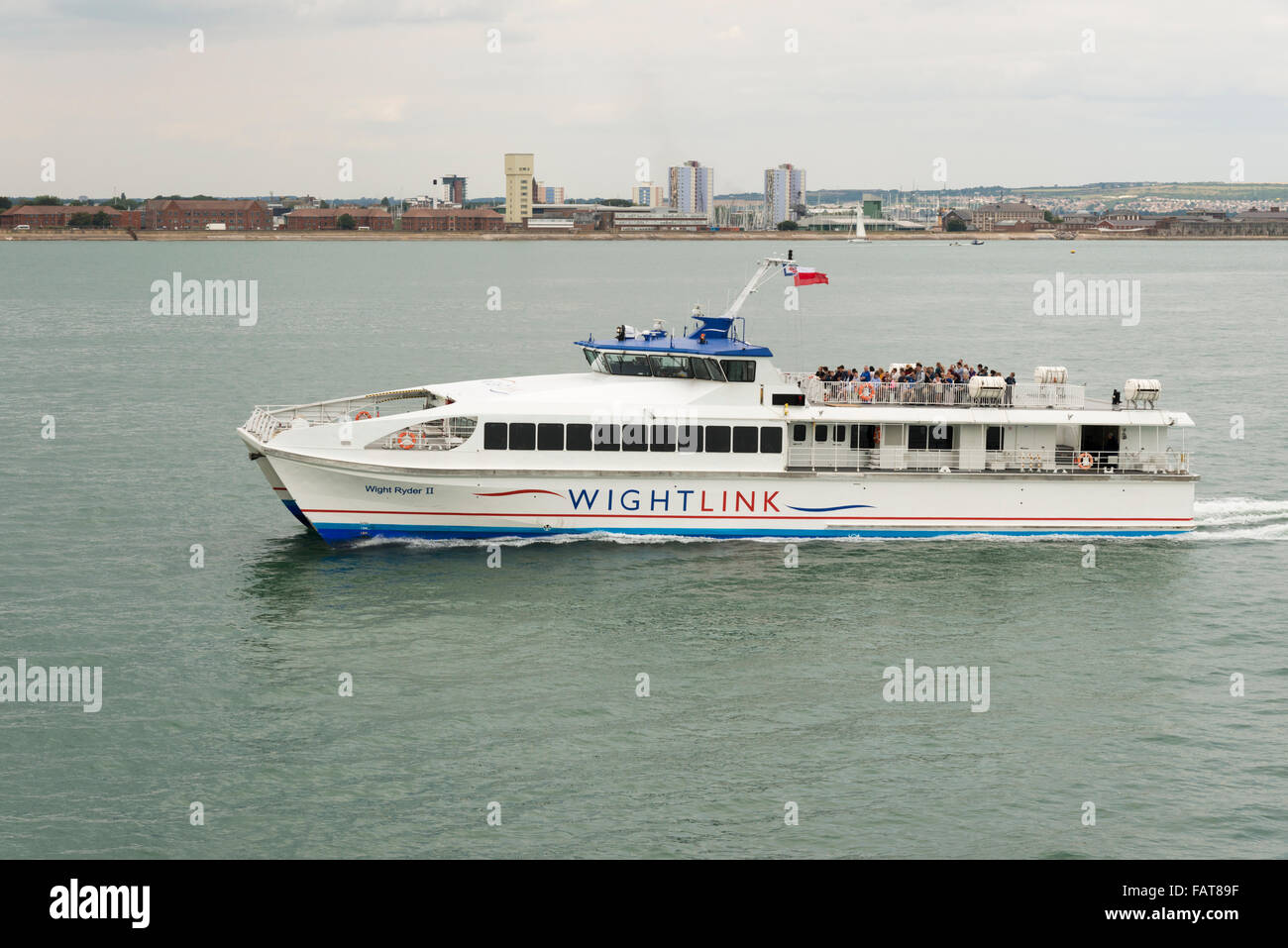 Un catamarano di Wightlink ferry rendendo la traversata tra l'Isola di Wight e la terraferma britannica. Foto Stock