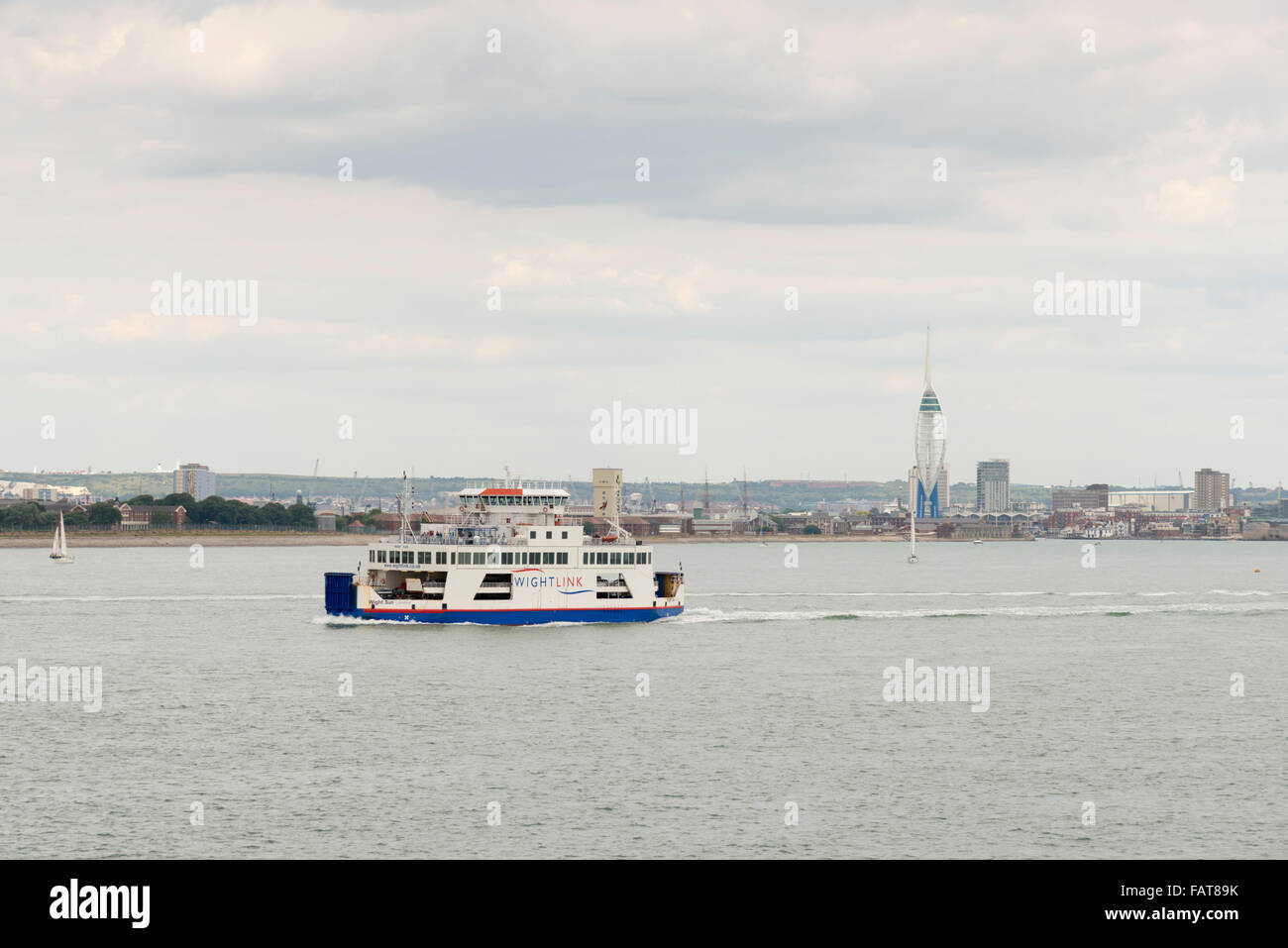 Un traghetto Wightlink rendendo la traversata tra l'Isola di Wight e la terraferma britannica. Foto Stock