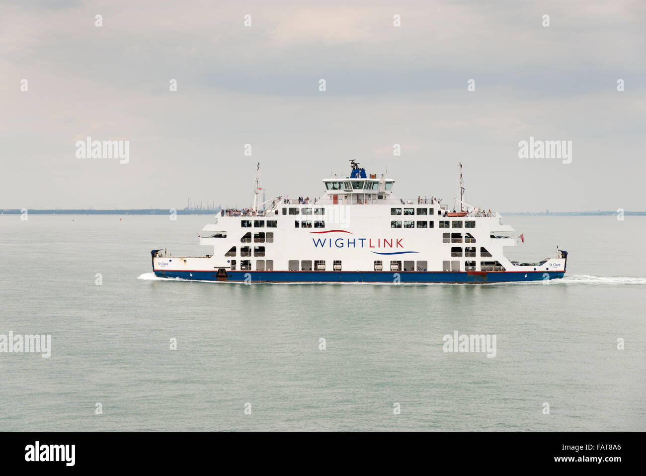 Un traghetto Wightlink rendendo la traversata tra l'Isola di Wight e la terraferma britannica. Foto Stock