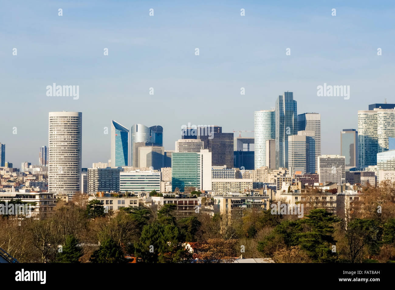 Skyline con grattacieli di business La Défense, finanziari, in un quartiere di Parigi, Francia. Foto Stock