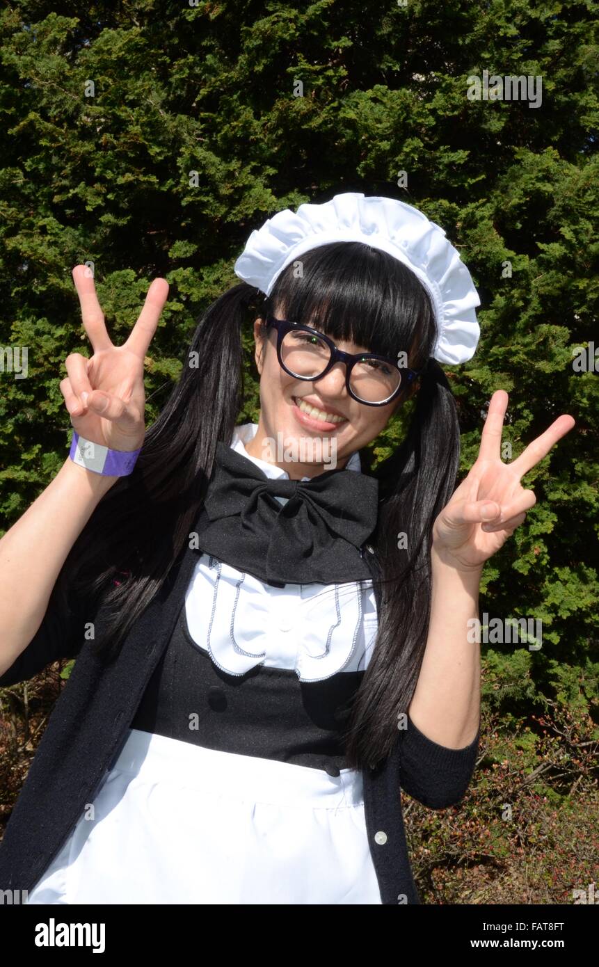 Rocce misako romanziere grafica manga abito nero bianco arruffare in posa di giardini Foto Stock