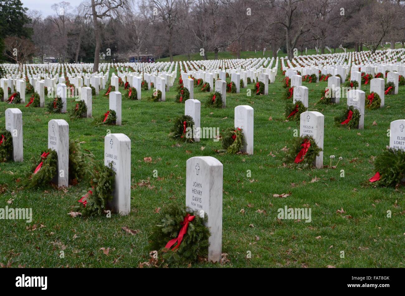 Cimitero di Arlington tombe in fila con ghirlande v.a. Foto Stock