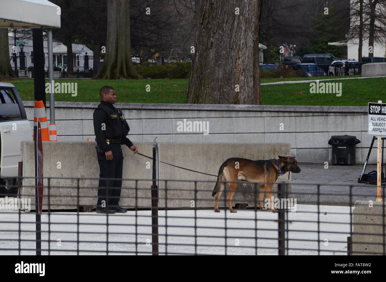 La sicurezza alla Casa Bianca di Washington DC il gestore del cane Foto Stock