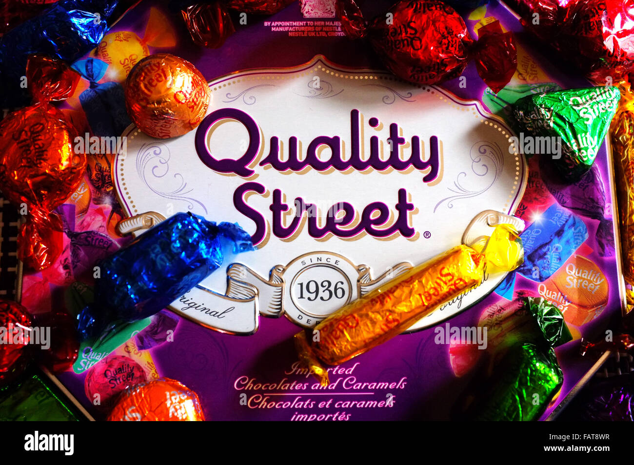 Una qualità Street stagno circondato da cioccolatini in involucri colorati. Foto Stock