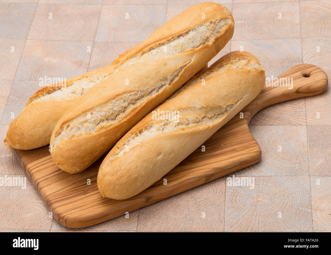 Crostini di pane su un tagliere di legno Foto Stock