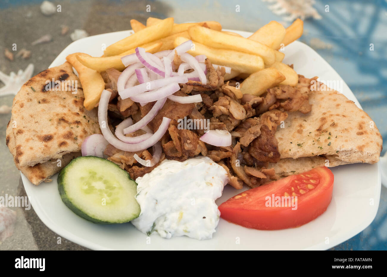 Un giroscopio greco con pita e patatine fritte Foto Stock