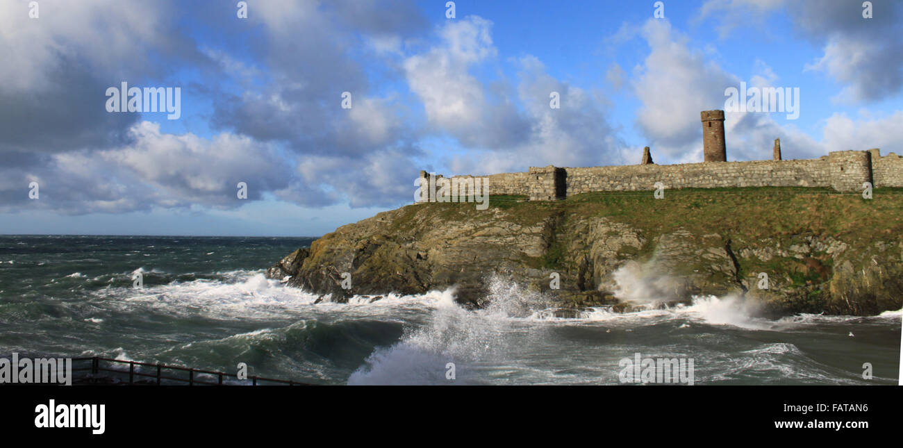 Il castello di pelare, sbucciare, Isola di Man. La bocca del Fenella spiaggia un giorno tempestoso con grandi e potenti onde che si infrangono sulle rocce. Foto Stock