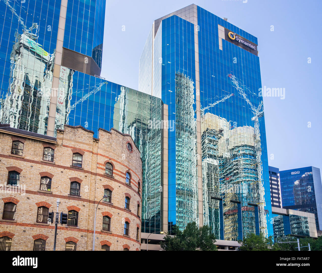 Australia, Nuovo Galles del Sud, Sydney, la facciata del patrimonio del Grafton Bond edificio contro il commercio marittimo torri Foto Stock