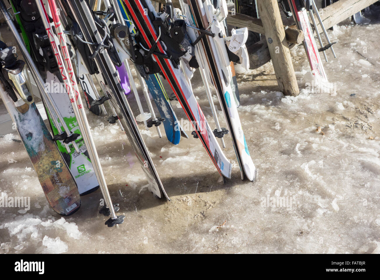 Sci in rack di sci sulla neve di fusione durante unseasonably clima caldo - Courchevel, Francia Foto Stock