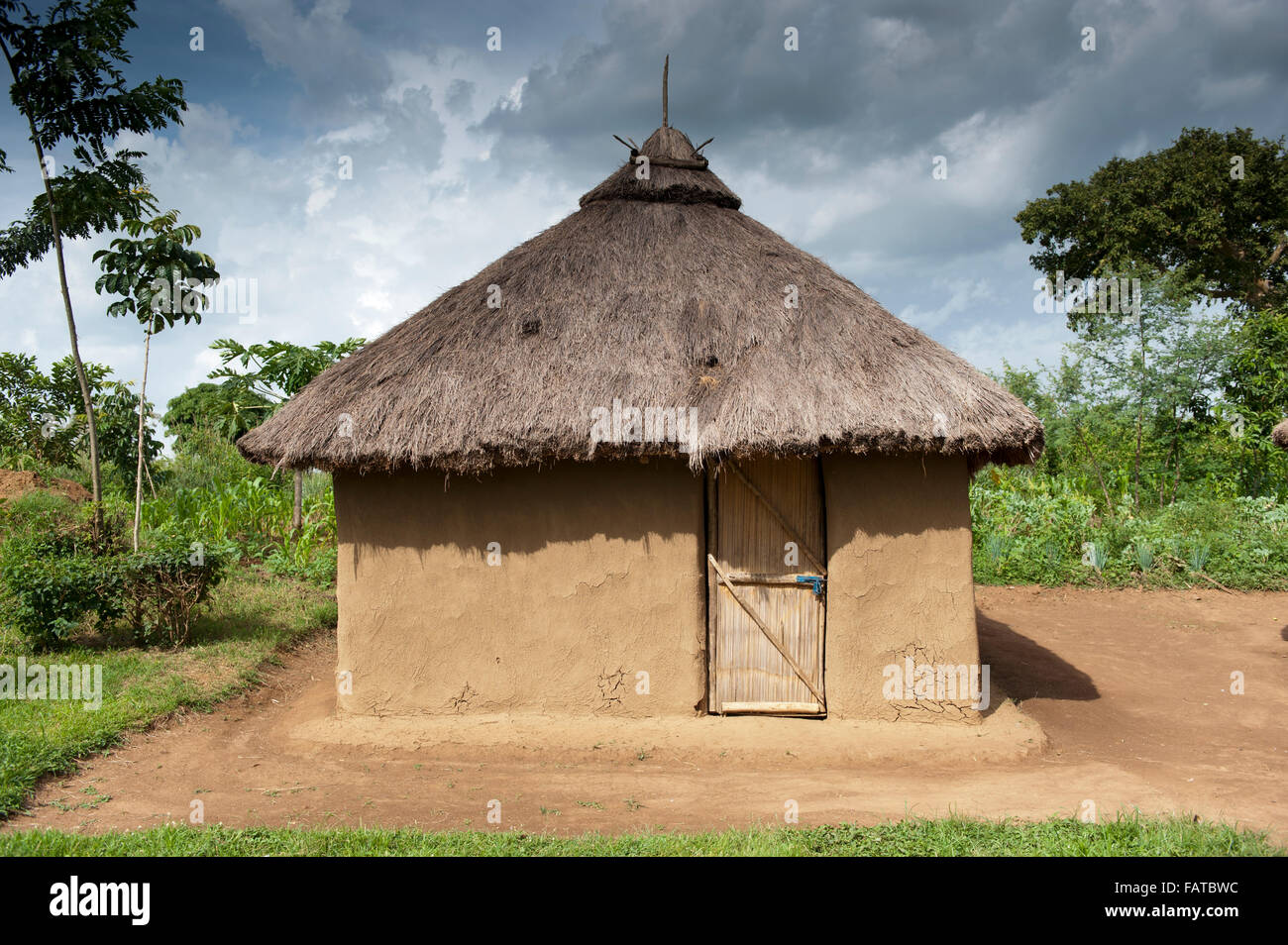 Casa Tradizionale in Kenya realizzato da fango con il tetto di paglia, con un ordine del cantiere. Foto Stock
