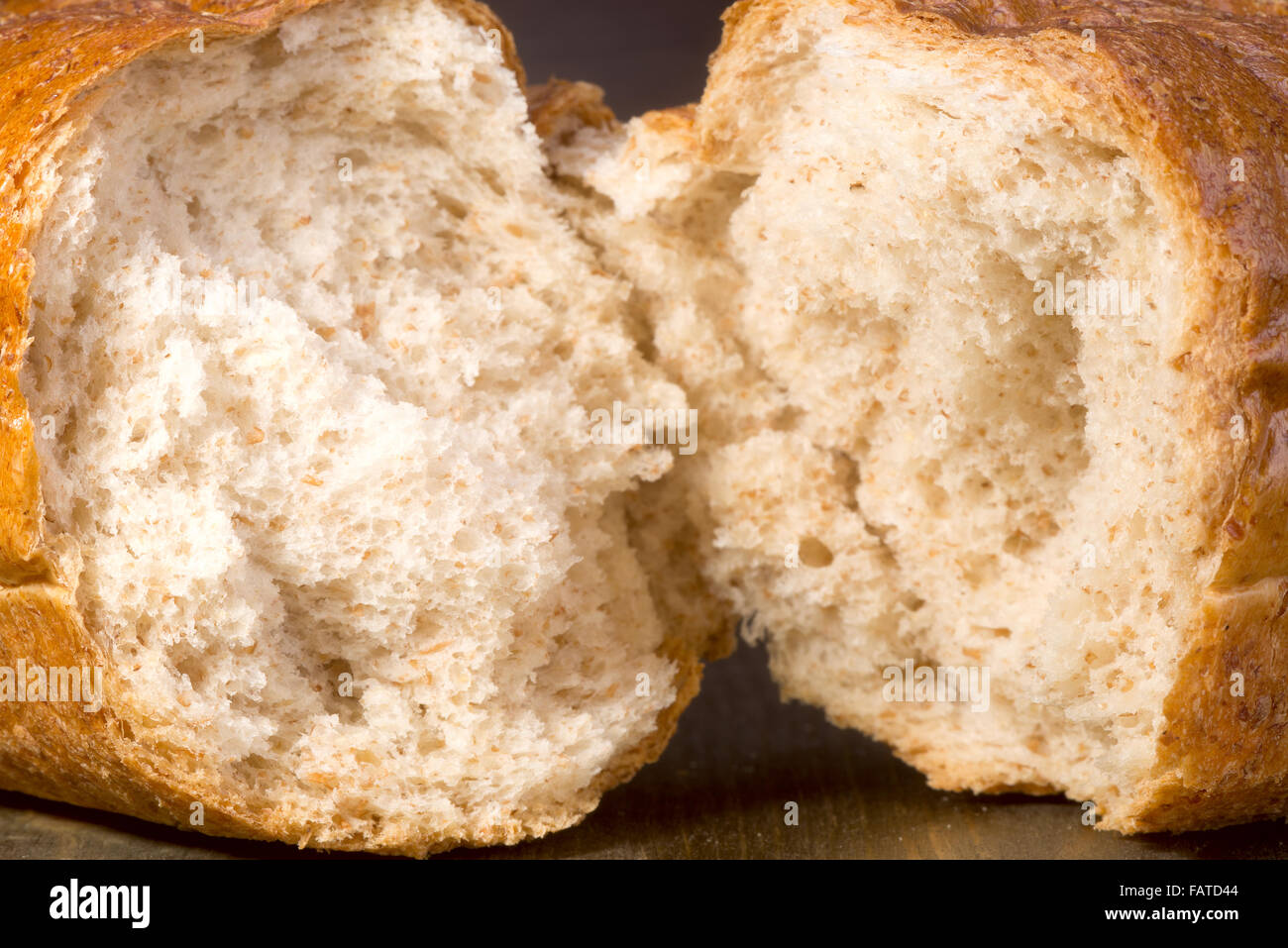 Il pezzo rotto di bianco di crusca di frumento pane Foto Stock