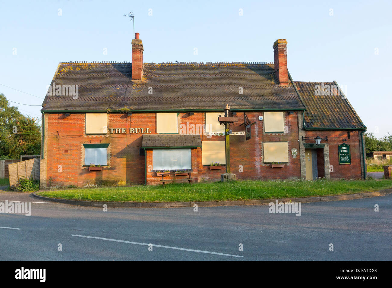 Pub è chiuso verso il basso nel Regno Unito Foto Stock Pub è chiuso verso il basso nel Regno Unito Foto Stock