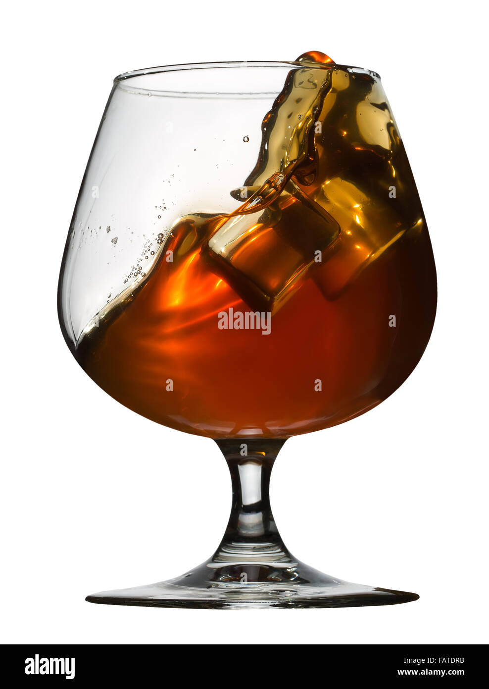 Bicchiere di brandy isolati su sfondo bianco. Foto Stock