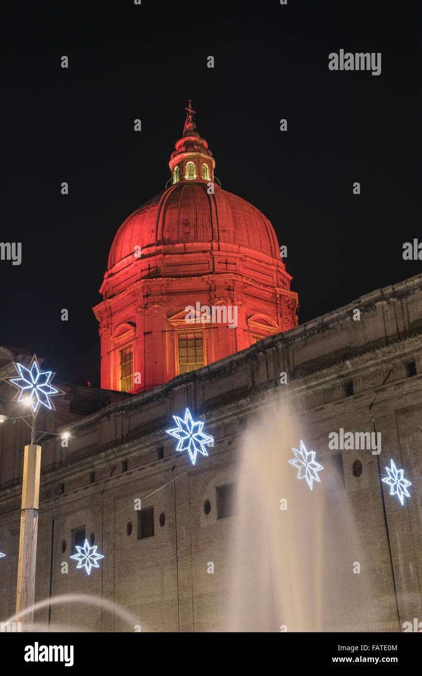 Chiesa di Santa Maria degli Angeli, Assisi, la torre campanaria illuminata di rosso per il Giubileo 2016. Foto Stock