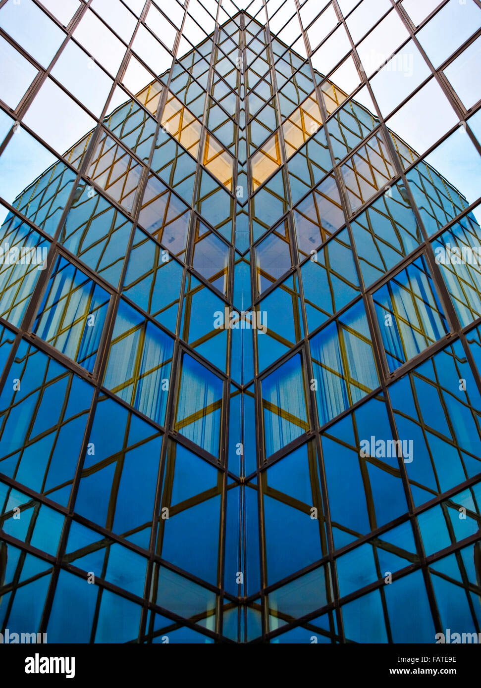 Le pareti di vetro del centro business con riflessioni Foto Stock