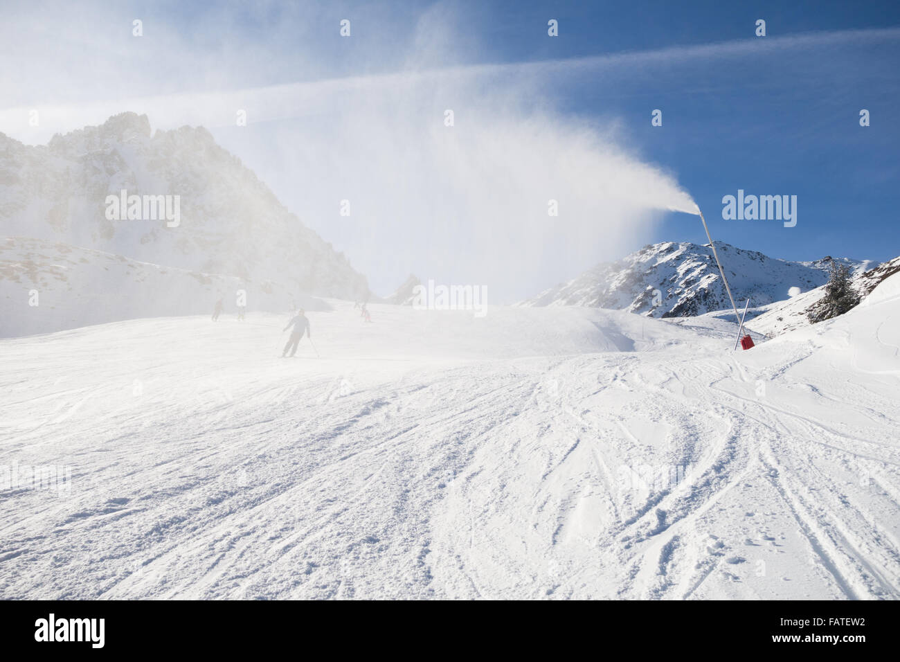Cannoni da neve di survoltaggio copertura di neve nella neve sicuro ski area Tre Valli, Francia, sopra il villaggio di Courchevel 1850 Foto Stock