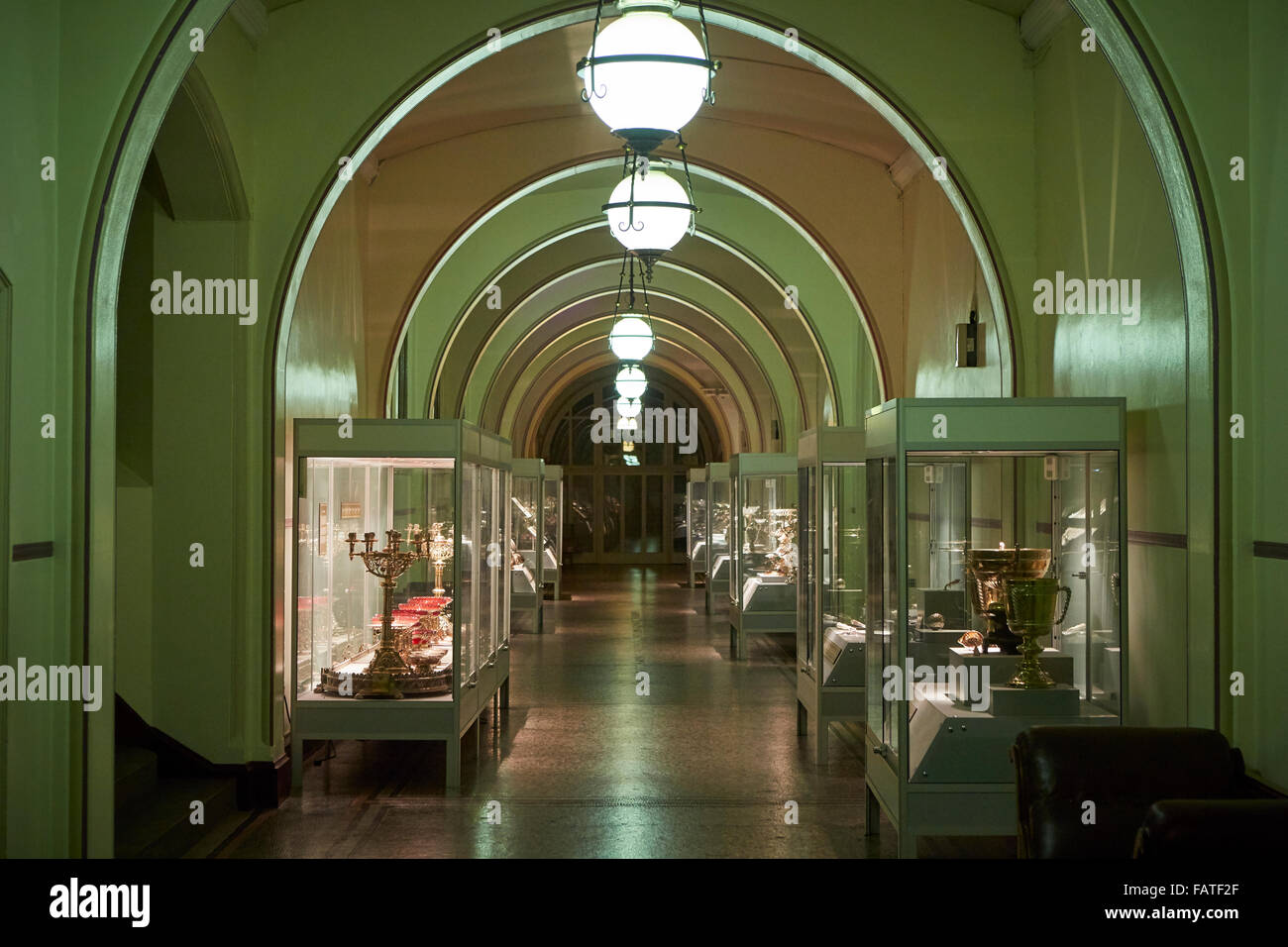 Manchester Town Hall rivestita di visualizzazione azienda alcuni dei consigli di corridoio di argento 4a quarto piano gioielli argenteria display cabina Foto Stock