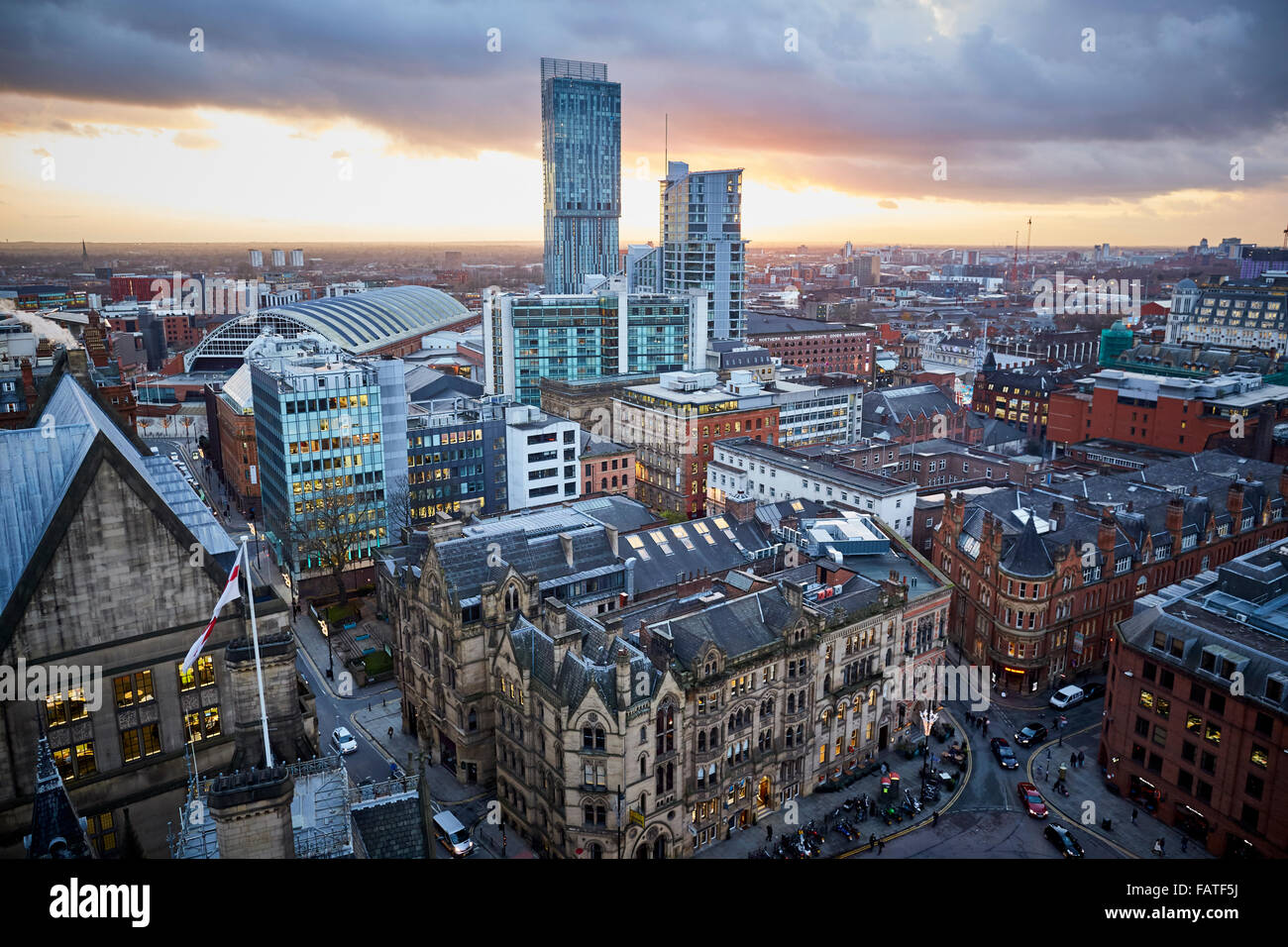 Vista da Manchester Town Hall clock tower cercando di costruire attorno ad Albert Square e Beetham Tower Manchester Central Manch Foto Stock