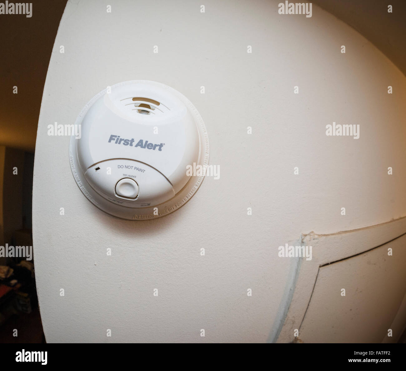 A dieci anni dectectors fumo con una batteria non rimovibile sulla parete di un appartamento a New York il Mercoledì, 30 dicembre 2015. NYS Gov. Andrew Cuomo ha firmato in legge un disegno di legge che impone a tutti i rilevatori di fumo sono batterie non rimovibili dal 1 gennaio 2017. I modelli più vecchi sono inclini alla gente che tira fuori le batterie per evitare che la cottura da impostazione disattivare la sveglia. (© Richard B. Levine) Foto Stock