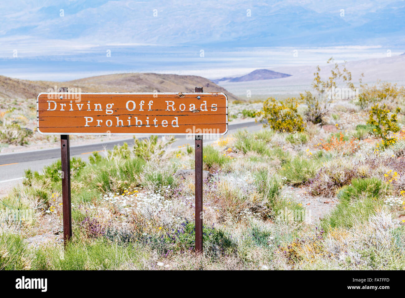 La guida fuori strada vietata segno nel Parco Nazionale della Valle della Morte Foto Stock