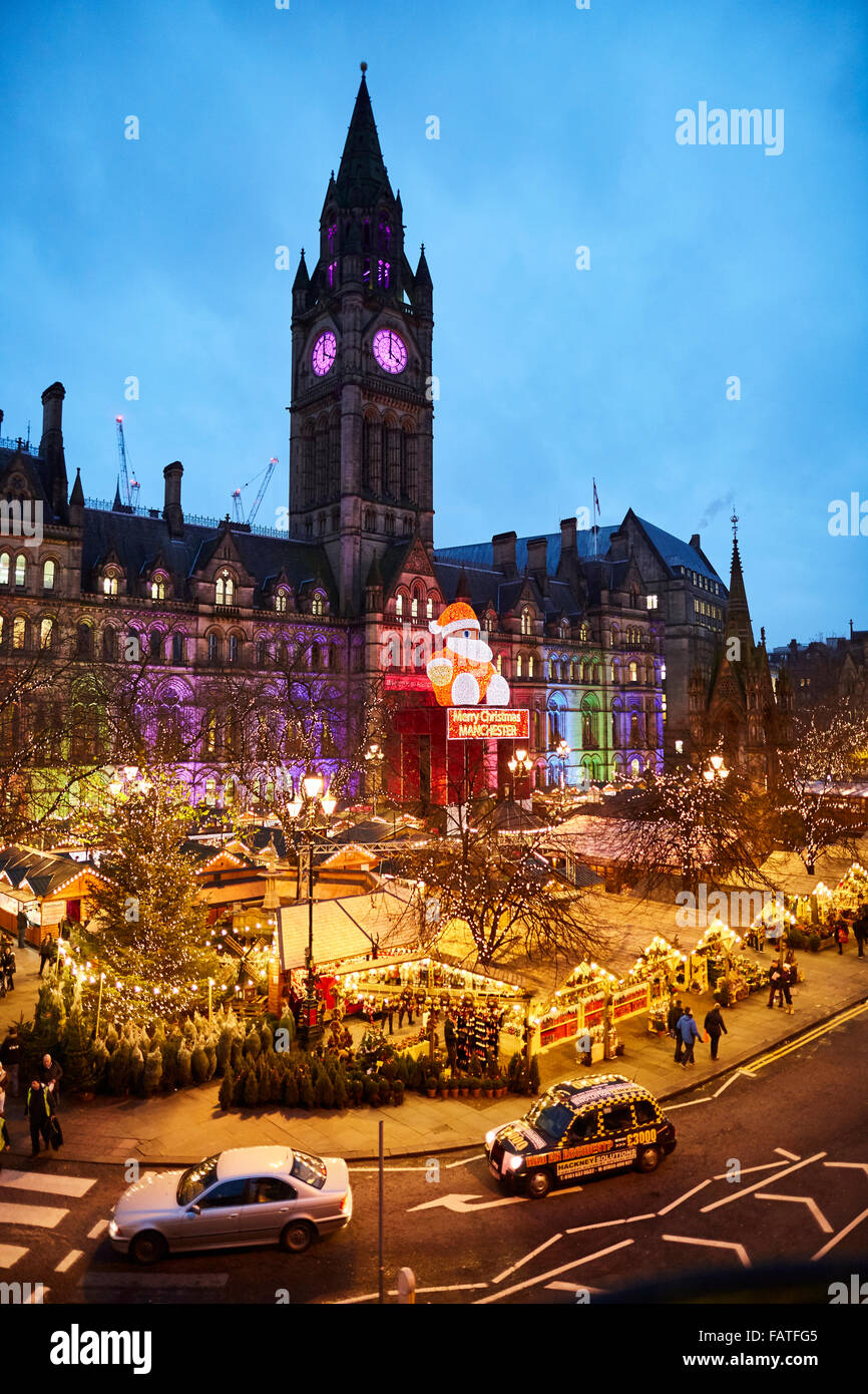 Il centro città di Manchester in stile Tedesco Mercatini di Natale 2015 in Piazza Albert mercato fornitore bazaar trader di commercianti indipendenti di sh Foto Stock