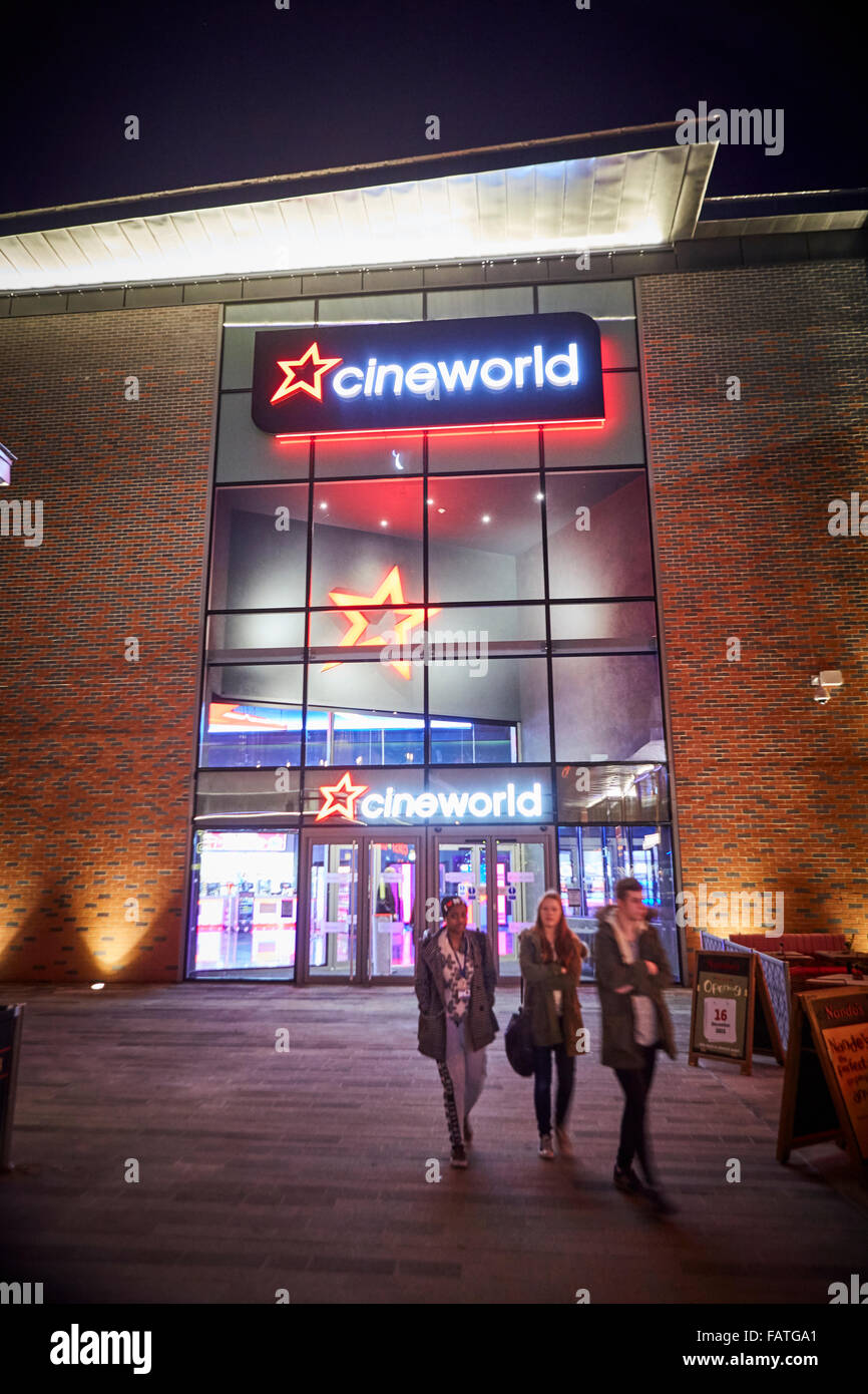 Cineworld aprire le loro ultime cinema in Stoke on Trent con un VIP sera. Il manager Paul Foster signore sindaco Jean Bower e senior vi Foto Stock