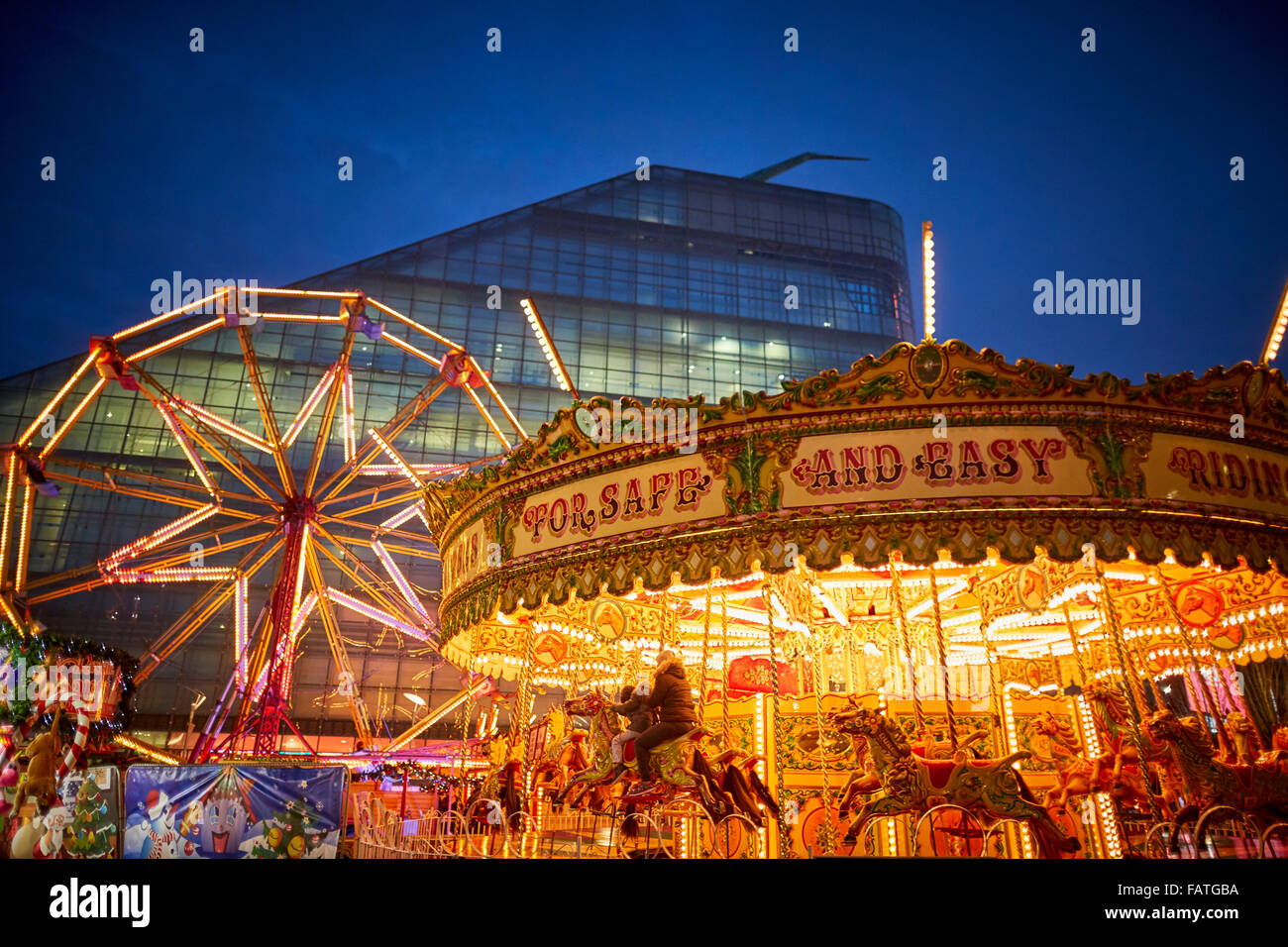 Il centro città di Manchester in stile Tedesco Mercatini di Natale 2015 nella cattedrale di giardini in ombra di Urbis, Museo Nazionale del Calcio Foto Stock