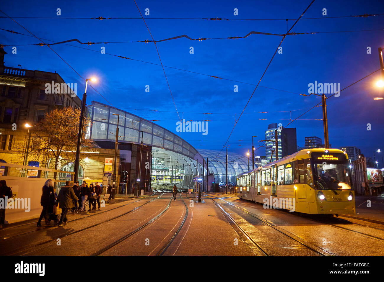 Manchester Metrolink tram lungo il secondo incrocio a Victoria Station Tram Metrolink light rail rapido trasporto pendolari Foto Stock